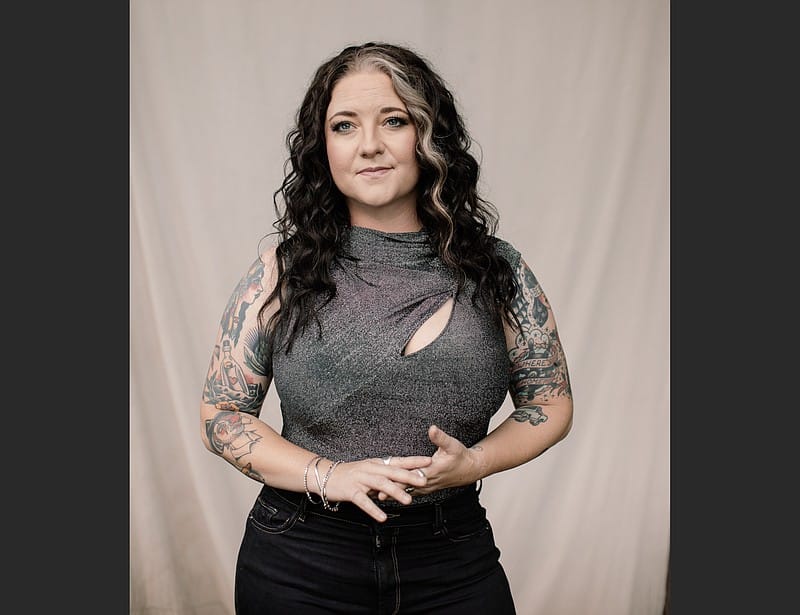 Ashley McBryde WOWS At Stiefel!